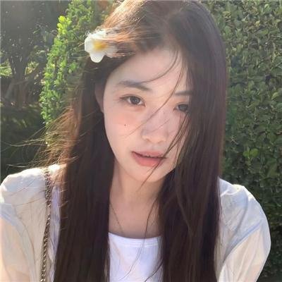戴流苏耳环的少女